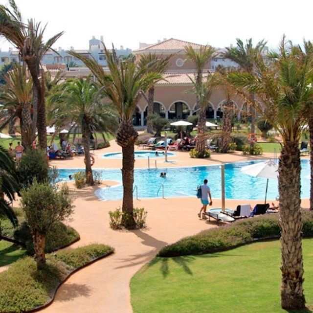 Piscina tra le palme dell’Hotel Golf Almerimar 5 stelle