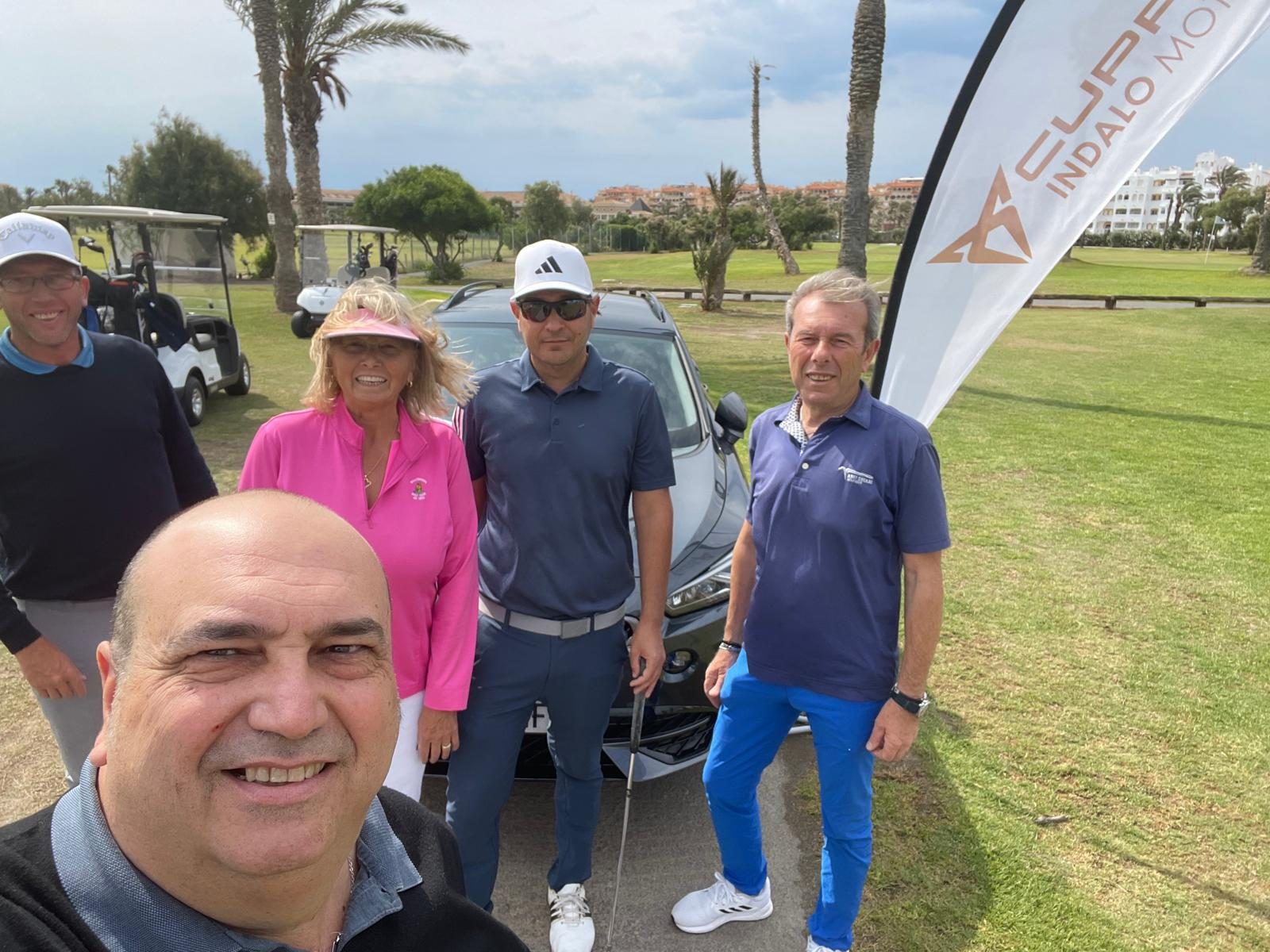Gruppo di giocatori accanto all’auto e alla bandiera di uno sponsor